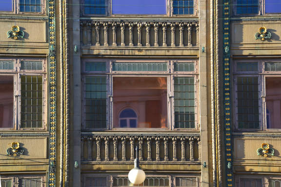 Vesterbro and Frederiksberg cycle tour - Savoy Hotel windows