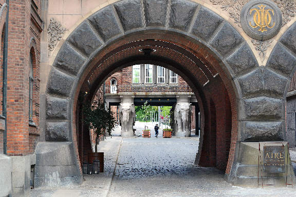 Vesterbro and Frederiksberg cycle tour - The Carlsberg Dipylon and Elephant Gate