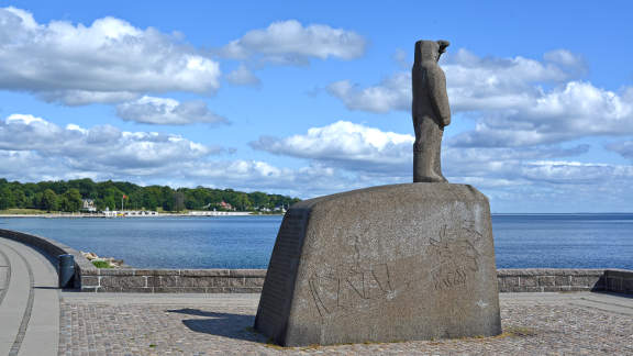 Gentofte cycle tour - Knud Rasmussen statue