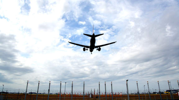 Amager cycle tour - Landing on runway 22L